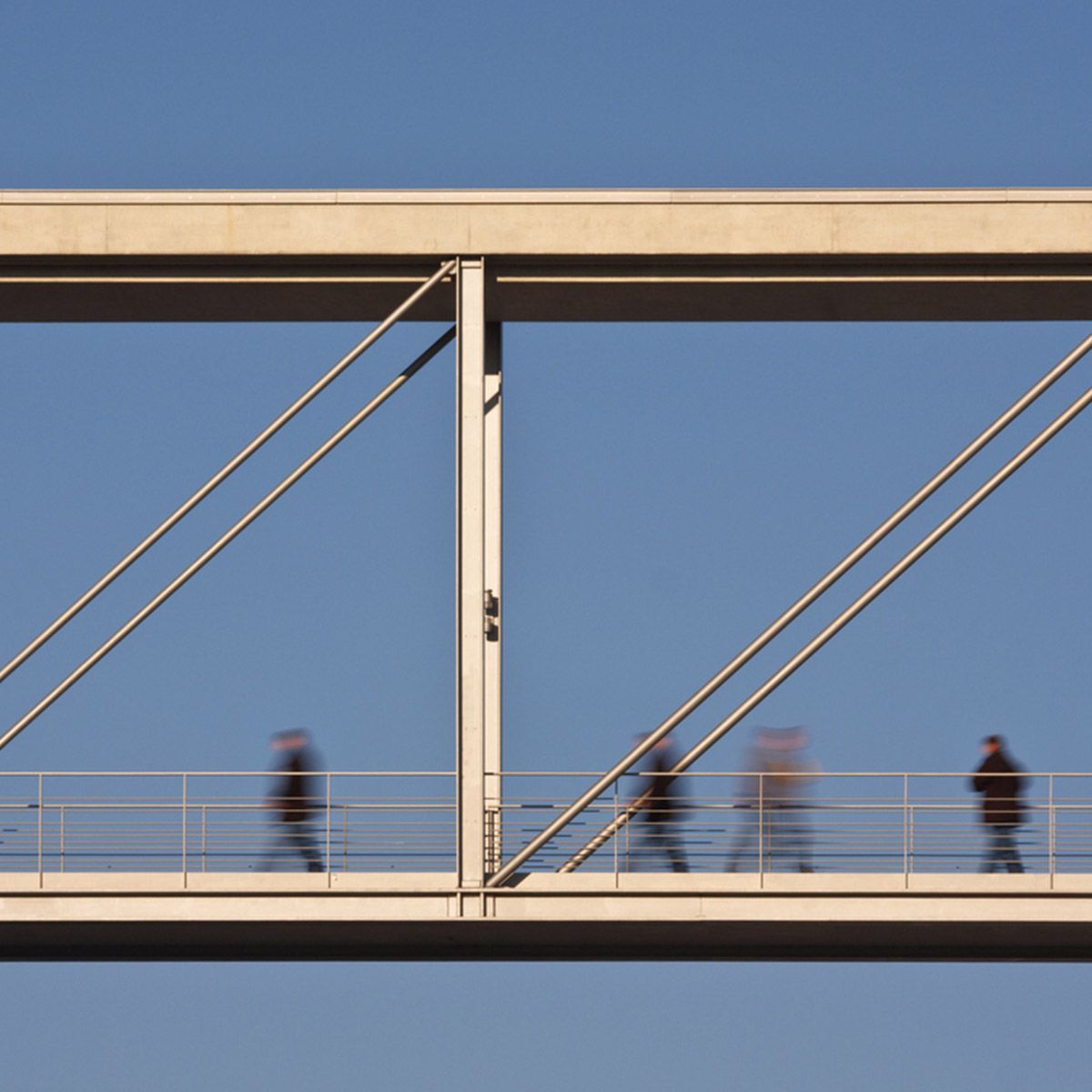 Puente moderno con gente