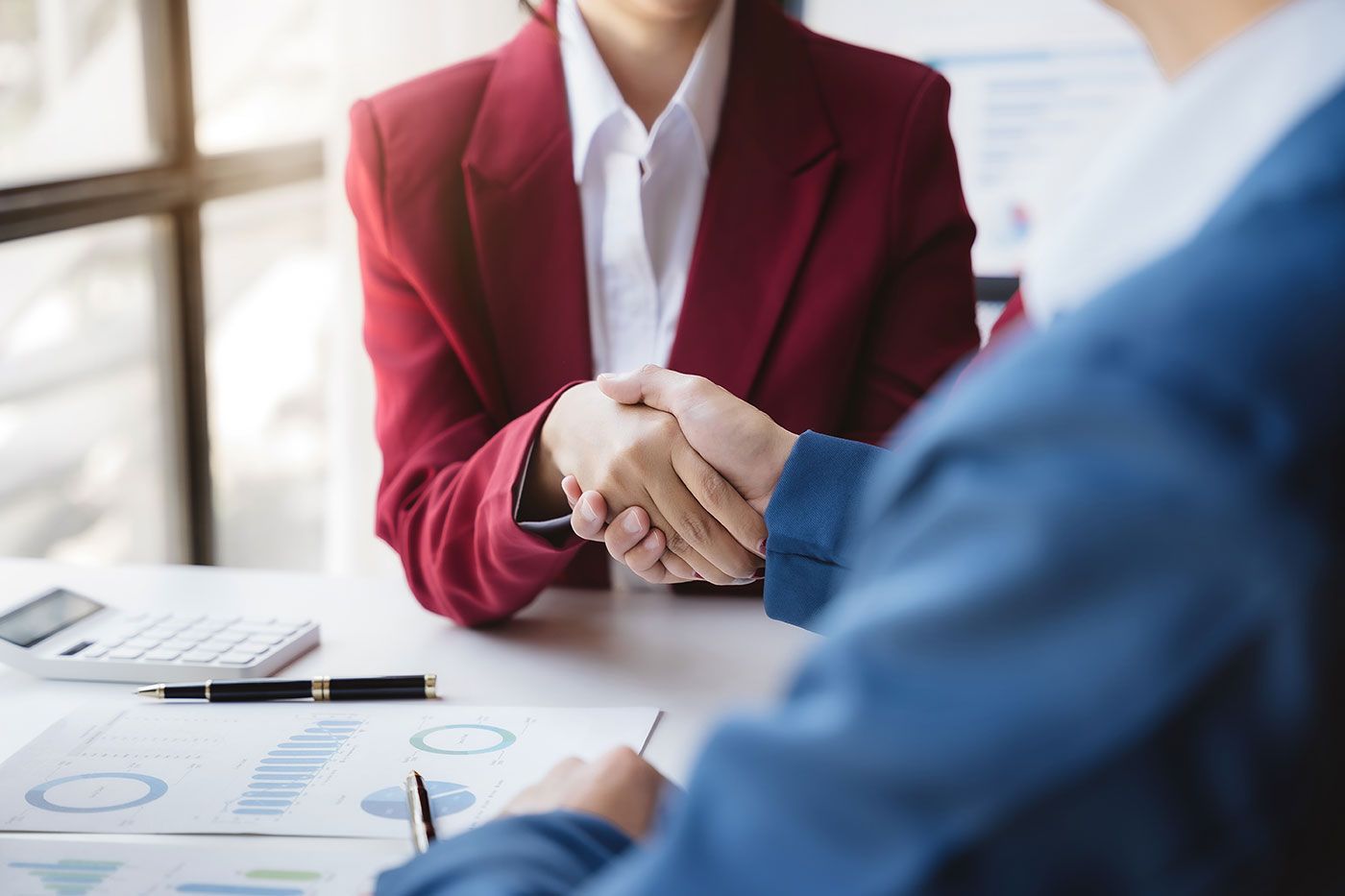 ¿Cuáles son las estrategias para negociar la captación en el mercado directivo?
